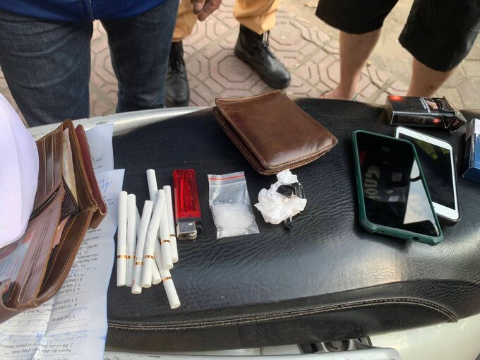 Tổ công tác cảnh sát Y11/141 kiểm tra thu giữ số tang vật ma tuý đá tại hiện trường.