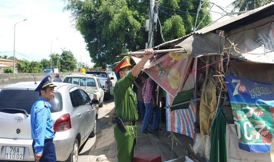 Tình trạng lấn chiếm hành lang an toàn đường bộ tuyến QL1 qua Quảng Ngãi diễn ra phổ biến.