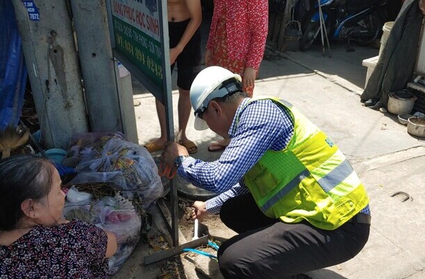 Tháo dỡ biển hiệu quảng cáo lấn chiếm lề đường QL1.