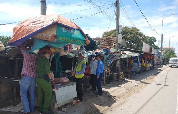 Dẹp lều bạt, ô dù, sạp hàng lấn chiếm hành lang an toàn.