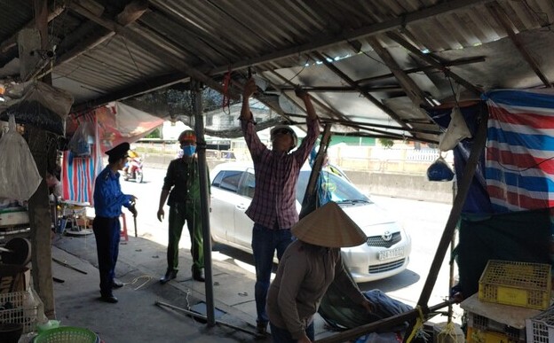 Việc tháo dỡ, di dời lều tạm, hàng quán hết sức vất vả.