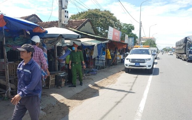Hàng loạt lều tạm lấn chiếm hành lang an toàn đường bộ tuyến QL1 qua huyện Sơn Tịnh.
