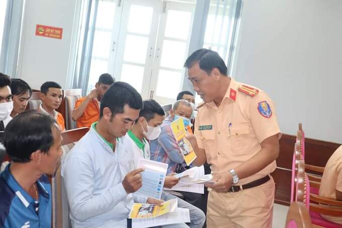 Lực lượng CSGT Đà Nẵng tổ chức tuyên truyền pháp luật về TTATGT cho doanh nghiệp, lái xe điện 4 bánh chở khách du lịch ở Đà Nẵng.