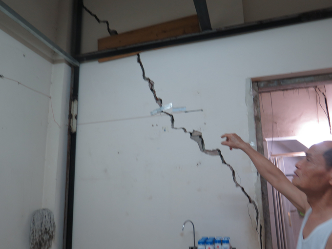 Bên trong ngôi nhà số 15 ngõ 51 phố Quốc Tử Giám có nhiều vết nứt chạy dài khiến chủ nhà phải gia cố bằng khung sắt.