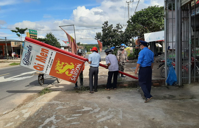 Tháo dỡ biển quảng cáo vi phạm hành lang ATGT trên tuyến đường Hồ Chí Minh.