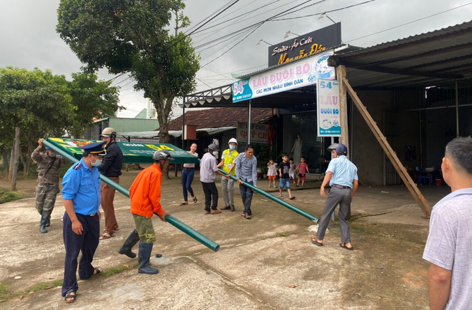 Biển hiệu lấn chiếm hành lang an toàn đường bộ được tháo dỡ trên tuyến đường Hồ Chí Minh qua tỉnh Kon Tum.