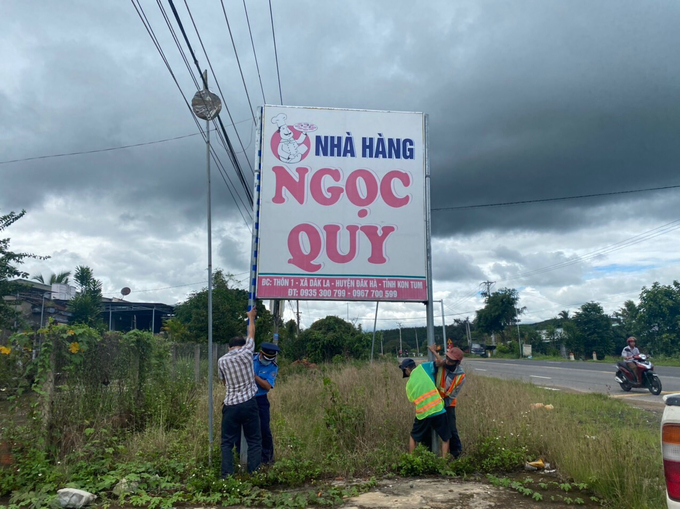 Biển hiệu nhà hàng Ngọc Quy ngang nhiên dựng ngay trên hành lang an toàn đường bộ.
