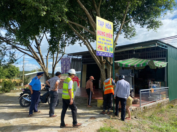 Ngoài quyết liệt xử lý các trường hợp vi phạm, lực lượng chức năng còn tuyên truyền, nhắc nhở người dân không tái diễn hành vi lấn chiếm.