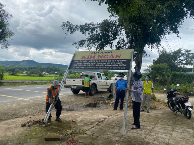 Nỗ lực lập lại trật tự, bảo vệ hành lang an toàn đường bộ của lực lượng công chức thanh tra đường bộ.
