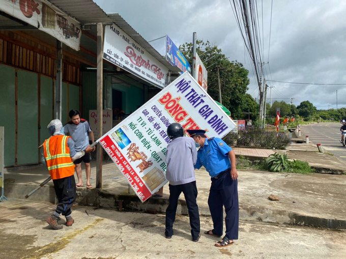 Một biển hiệu che khuất tầm nhìn người tham gia giao thông được tháo dỡ, trả lại phạm vi hành lang an toàn.