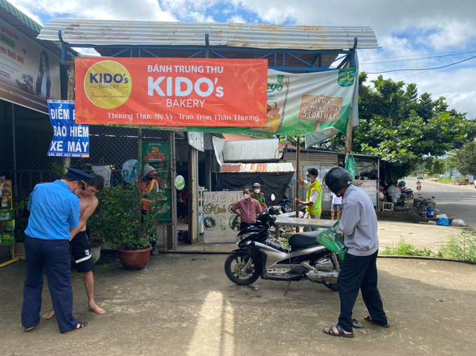 Tình trạng lấn chiếm hàng lang an toàn đường bộ qua địa bàn xã Đăk La phổ biến.