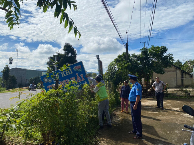 Dẹp bỏ hàng rào, biển hiệu xâm phạm hành lang ATGT.
