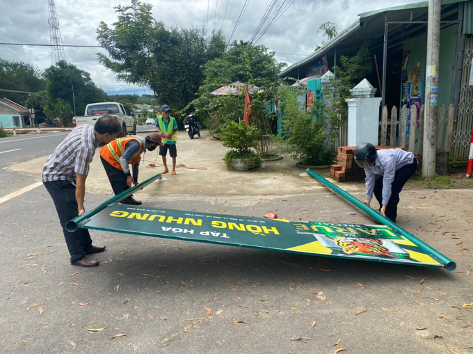 Một biển hiệu có kích thước khá lớn trên hành lang an toàn đường bộ được dẹp bỏ.