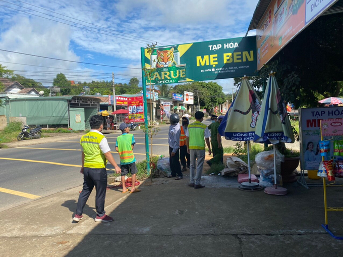 Công tác giải tỏa hành lang ATGT trên tuyến Hồ Chí Minh qua tỉnh Kon Tum gặp nhiều thách thức, khó khăn.