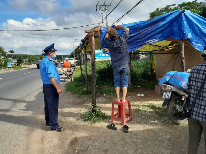Tháo dỡ lều tạm trong hành lang đường bộ, gây mất ATGT, mỹ quan đô thị.