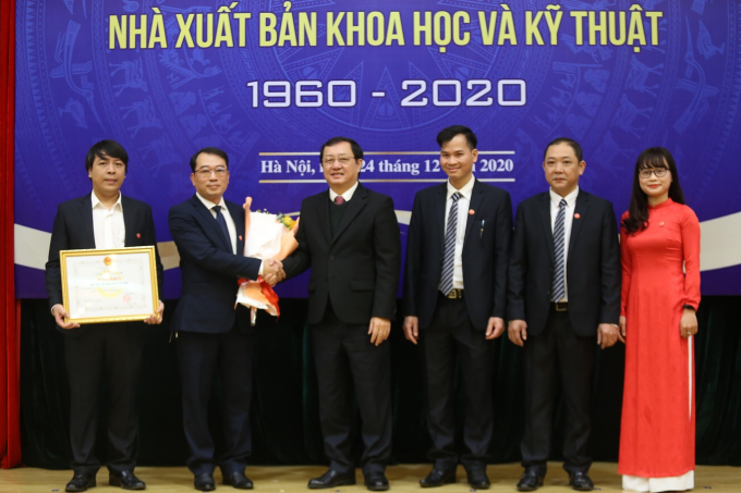 anh 3 NXB KHKT nhận Bằng khen