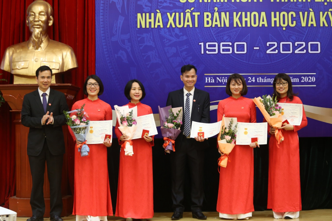 anh 4 TT Duy trao Kỷ niệm chương