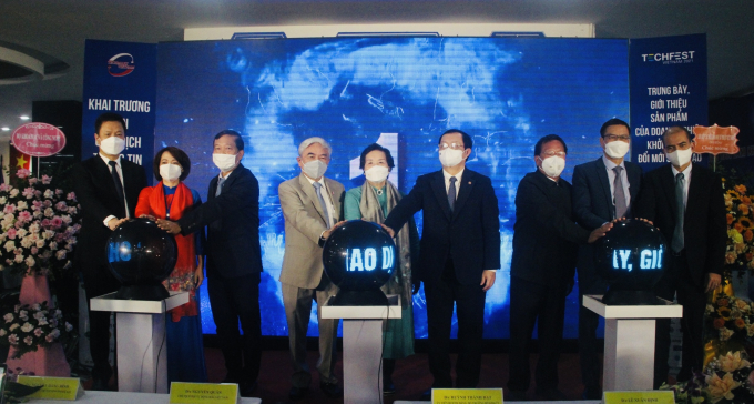 anh 2 bấm nút khởi động