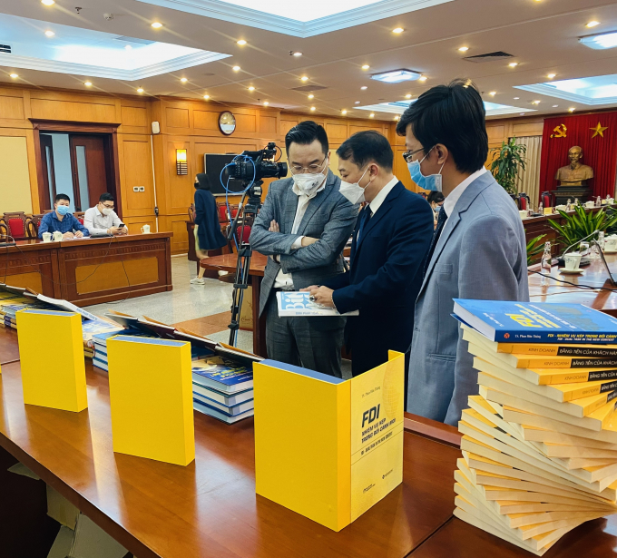 anh 3 các đb tham quan sách