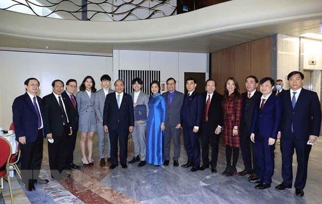 anh 3 chụp ảnh lưu niệm