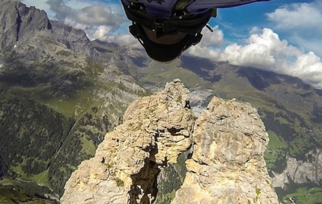 wingsuit-2-meter-cave-650x412