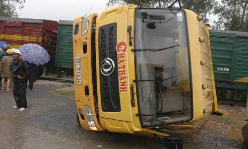 tai-xe-chui-khoi-xe-sau-cu-dam-cua-tau-hoa