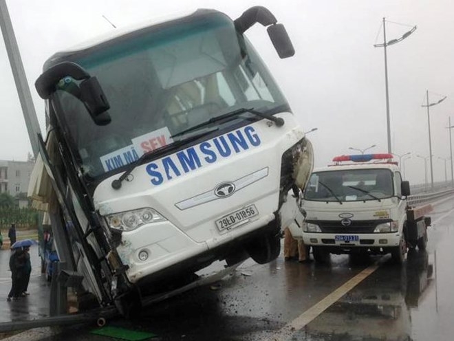 xe-samsung-cho-cong-nhan-lat-nghieng-tren-duong-ca