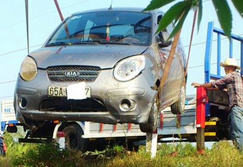 oto-lao-xuong-ao-3-nguoi-thoat-chet