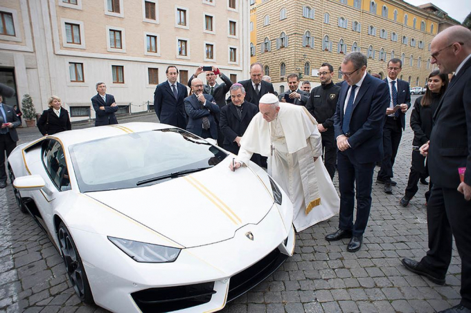 xedoisong_pope_francis_lamborghini_huracan_rwd_201