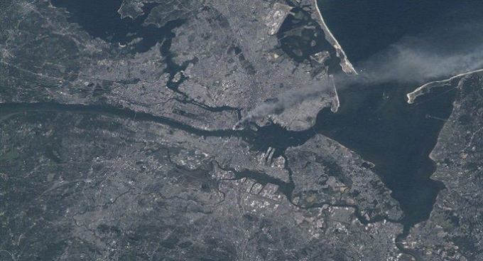 may-bay-dam-vao-thap-doi