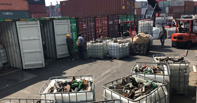 5b4687215dphe_lieu_sat_thep_duoc_nhap_lau_ve_cang_