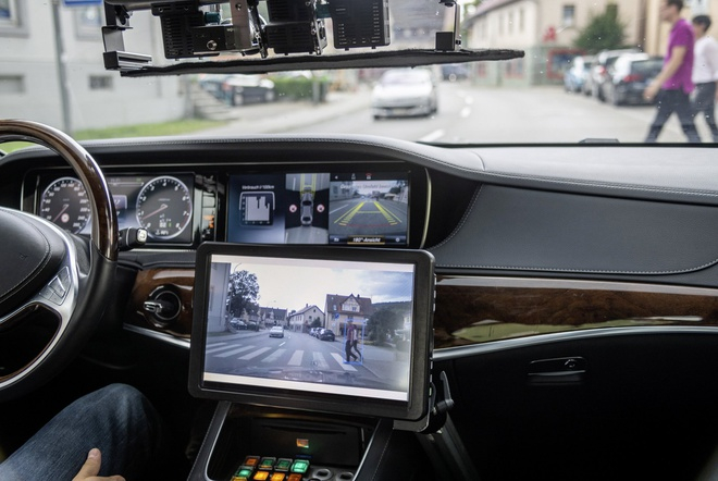 daimler-pilot-testing-autonomous-s-class-taxis-2