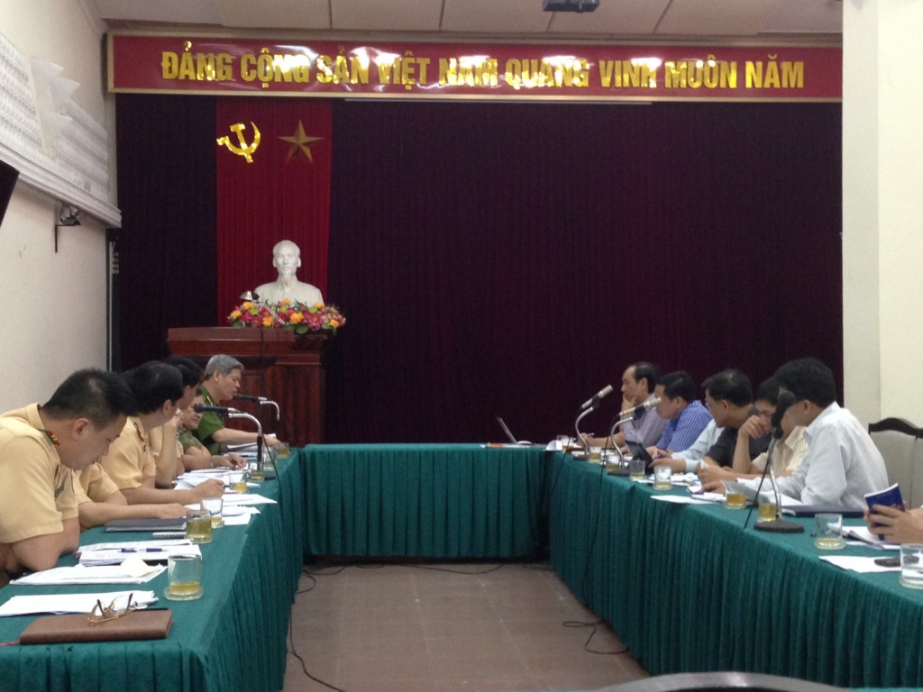 Thứ trưởng Lê Đình Thọ và Trung tướng Đỗ Đình Nghị đã thảo luận, trong thời gian qua Bộ GTVT và Bộ Công an đã tăng cường, kiểm tra và xử lý nghiêm theo quy định của pháp luật đối với các tổ chức, cá nhân thực hiện hành vi xếp hang hóa lên xe ô tô vượt quá tải trọng