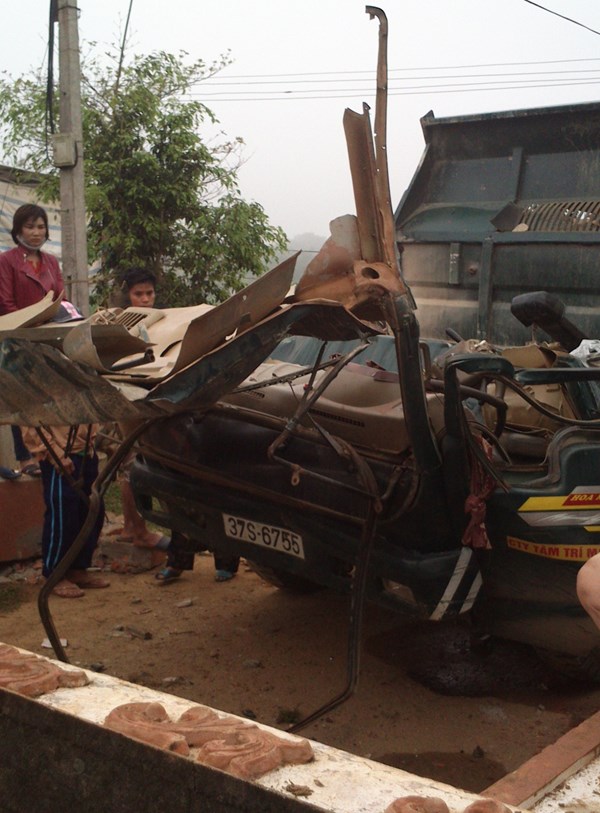 Xe tải kéo đổ cổng làng, tài xế bị đè chết thảm- Ảnh 1.