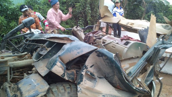 Xe tải kéo đổ cổng làng, tài xế bị đè chết thảm- Ảnh 2.