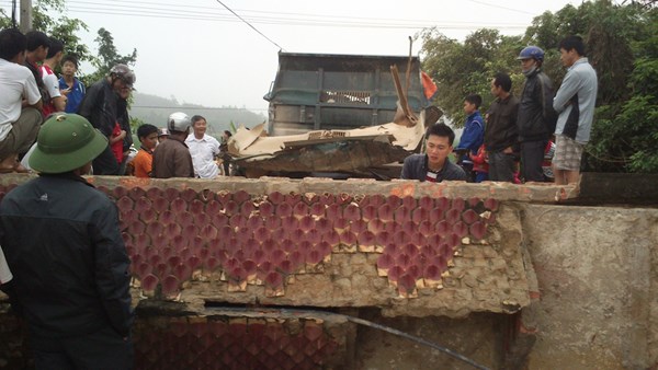 Xe tải kéo đổ cổng làng, tài xế bị đè chết thảm- Ảnh 3.