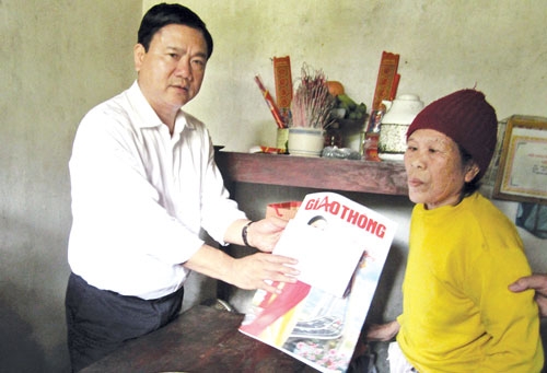 Bộ trưởng Đinh La Thăng thăm, tặng quà tri ân những người dân xã Văn Quán (huyện Lập Thạch, Vĩnh Phúc) đã nhường đất bàn giao mặt bằng sớm tuyến cao tốc Nội Bài - Lào Cai