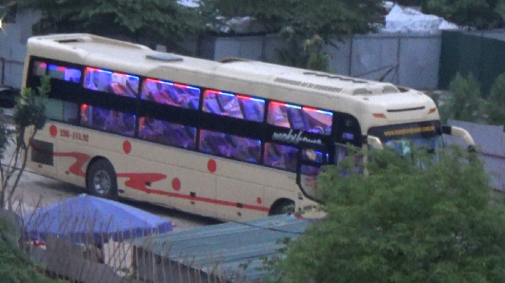 Xe khách Hưng Long đón khách tại bến 69 Phạm Hùng