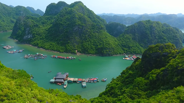 Lang chai tren Vinh Ha Long