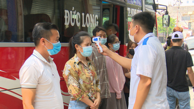 Đo thân nhiệt khách đi xe qua địa phận Ninh Bình