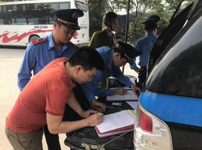 Lực lượng TTGT Hà Nội xử lý vi phạm sau phản ánh c