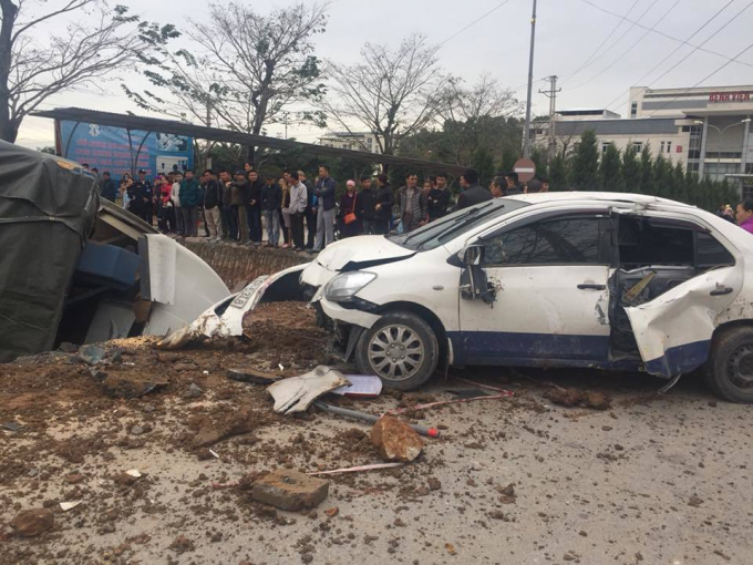 xe-container-huc-lien-hoan-3-o-to-roi-lao-ho-nguoi