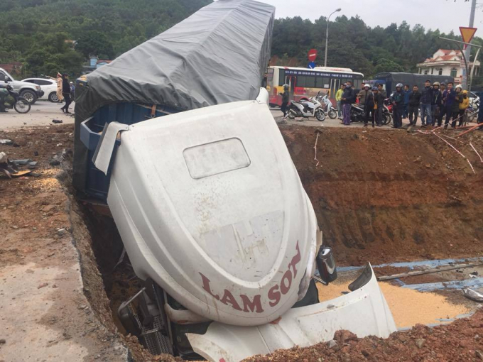 xe-container-huc-lien-hoan-3-o-to-roi-lao-ho-nguoi