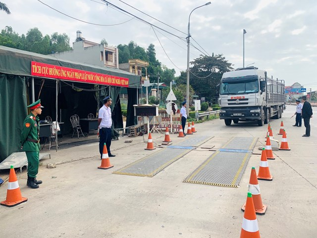 nhan-vien-b93f72fb5fc1a19ff8d0