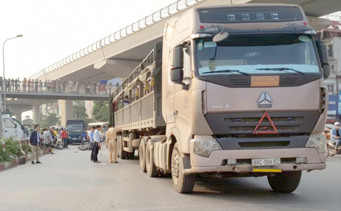 xe-tai-di-vao-gio-cam-tren-duong-ho-tung-mau-khien