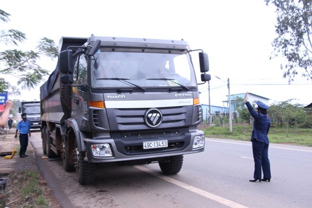 Thanh tra Cuc QLDB 4 bat 2 xe qua tai Di Linh - La