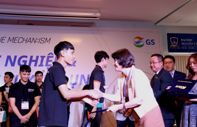 Ba .... trao bang tot nghiep