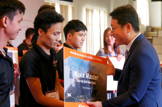 ong Kixx trao qua cho sv