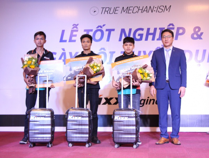 Ong ... trao qua sinh vien gioi