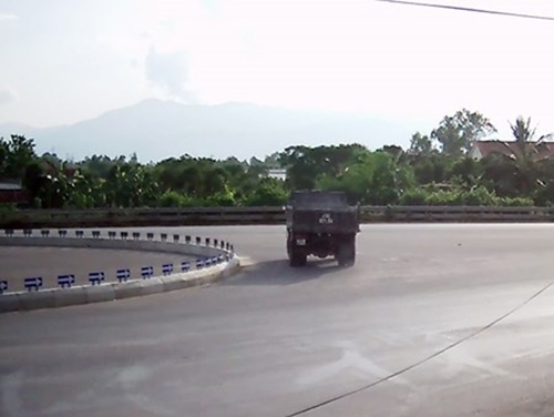 lo-clip-canh-tat-hoa-chat-pha-hoai-quoc-lo-1-2111